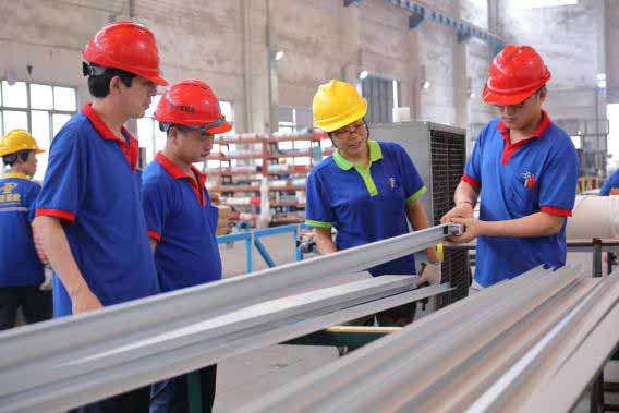 鋁型材定制開模鋁型材打包車間