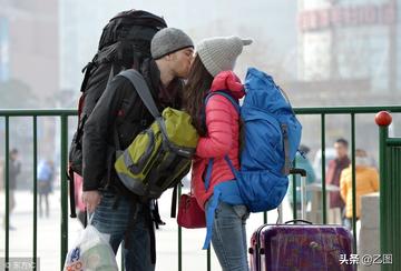 火車就要開了，女孩一直看著男孩離開